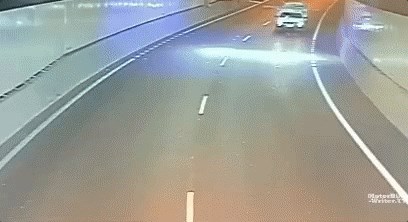Ovaj motorist je imao ogromnu dozu sreće u nesreći, u tunelu je za dlaku izbjegao nešto puno gore