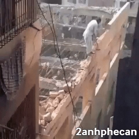 Ovaj posao se ne biste usudili raditi ni za puno veću plaću: Rušio je zid zgrade na kojoj je stajao bez zaštite!