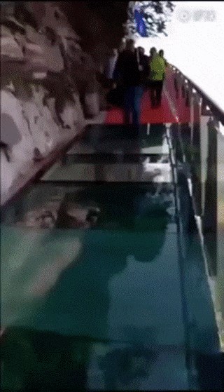 Kineski stakleni most ima animaciju od koje bi vam se sledila krv u žilama!