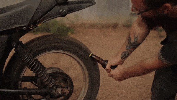 GIF: Kako pravi motoristi otvaraju pivu