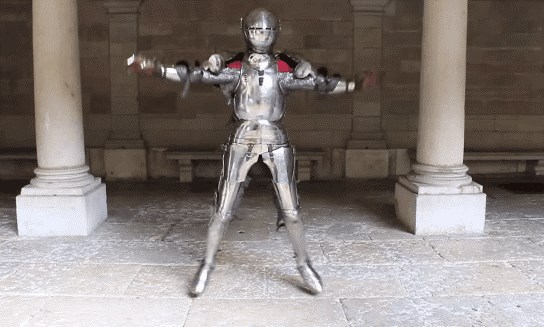 Ni viteška oprema ga nije mogla zaustaviti da pleše