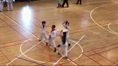 GIF: Mali "Bruce Lee" pobrao batine na natjecanju