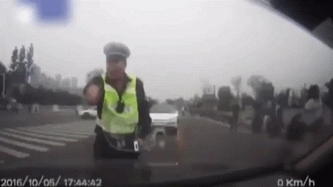 Jako loša odluka: Policajca je vozio na haubi?!