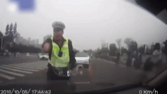 Jako loša odluka: Policajca je vozio na haubi?!