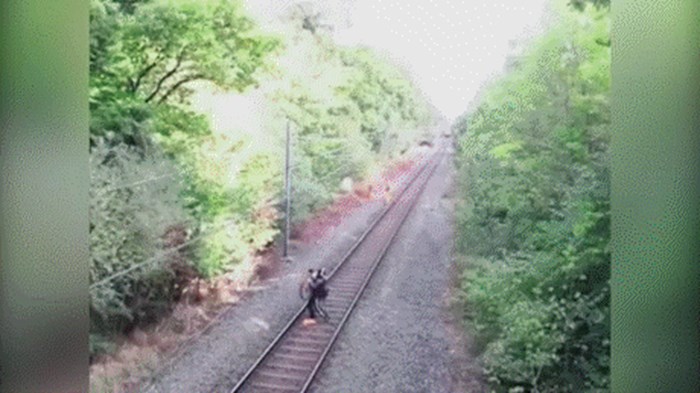 U ZADNJI TREN skočio pred nadolazeći vlak i spasio čovjeka!