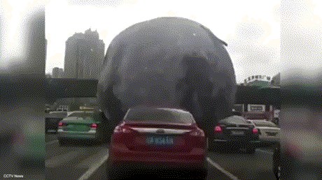 GIF: Gumeni Mjesec na napuhavanje opustošio kineski grad