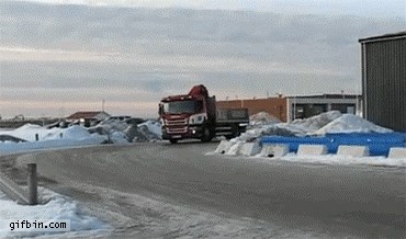 GIF: Kamion mu proklizao po ledu, majstor izveo čudo!