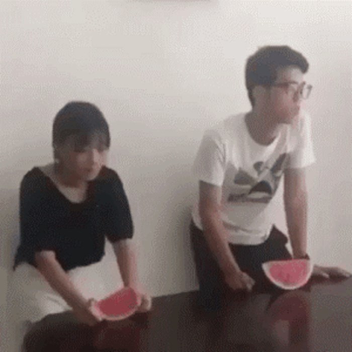 GIF Natjecanje u jedenju lubenice pretvorilo se u čudo