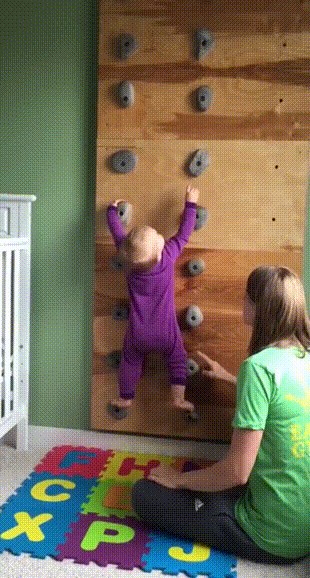 Dok se druge bebe igraju, ova je već pronašla omiljeni hobi