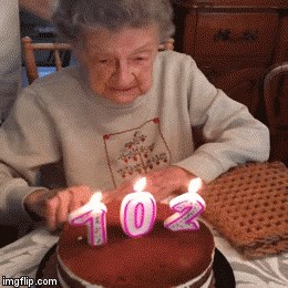 GIF: 102-godišnja baka puhala svjećice pa joj ispala proteza