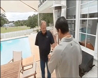 Koji neugodnjak! Muškarcu bez ruke donio šalicu kave, evo što se dogodilo