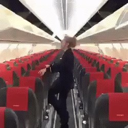 Širenje nogu u avionu: Stjuardesa pokazala čime se bavi kada nitko od putnika nije u blizini