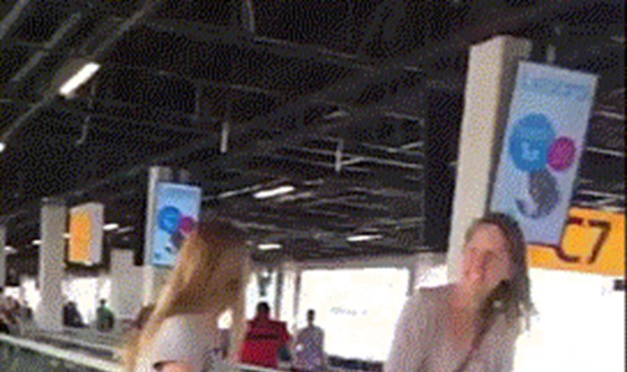 GIF: Veslanjem na zračnoj luci su nasmijali prolaznike