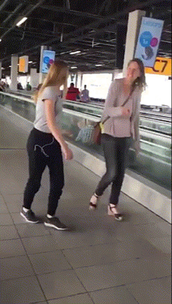 GIF: Veslanjem na zračnoj luci su nasmijali prolaznike
