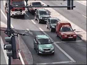 GIF: SVJETSKI IDIOT: Zapriječio prolaz vatrogasnim kolima