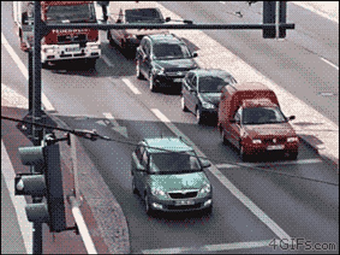 GIF: SVJETSKI IDIOT: Zapriječio prolaz vatrogasnim kolima
