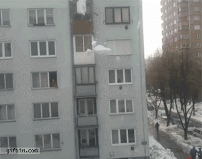 U Rusiji postoji jedan jako dobar razlog zbog kojeg nije pametno parkirati auto odmah ispred zgrade