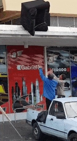 Tko ih je samo unajmio? Ovi radnici nemaju pojma kako namještaj spustiti s kata!