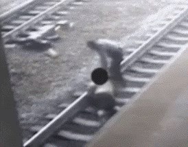 GIF: Policajac spašava čovjeka koji je ostao ležati na pruzi