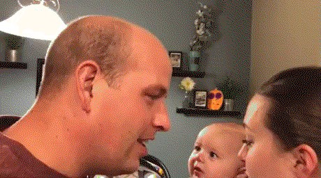 Roditelji su htjeli vidjeti reakciju: Beba se rasplakala jer nije dobila pusu