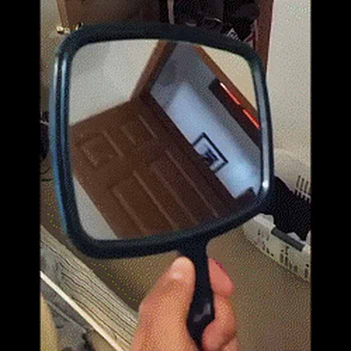 GIF: Beba prvi put vidi sebe u zrcalu