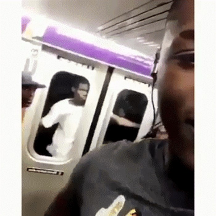 Test hrabrosti ili čudna nezgoda? Pogledajte kako se mladić vozio podzemnom željeznicom!