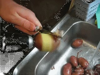 Što se dogodi kada muškarčinu zamoliš da oguli krumpir za ručak