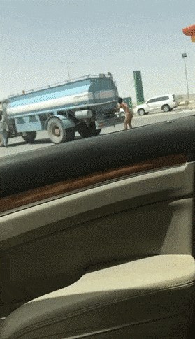 Konačno je uhvatio priliku da se okupa, a onda mu je tuš pobjegao