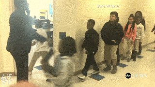 NAJBOLJI PROFESOR IKAD Za svakog učenika ima poseban način pozdravljanja