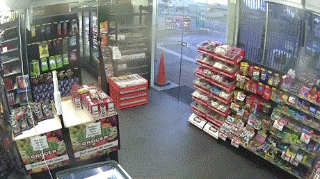 Snalažljivost na nivou: Muškarac slatkišima otjerao pljačkaše!