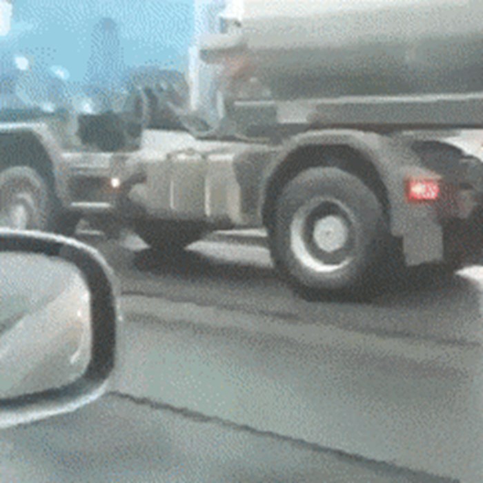 Vozač kamiona pred sobom gurao automobil i vozio kao da se ništa nije dogodilo?!
