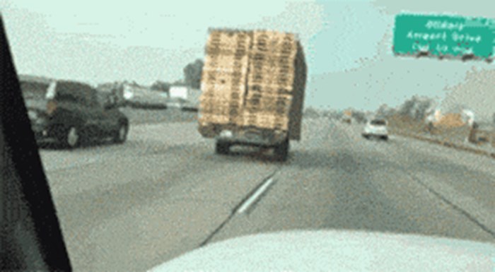 Vozač je snimio nešto čudno ispred sebe na autocesti