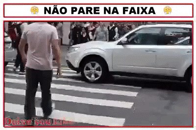 GIF: Pješak zgazio vozača!