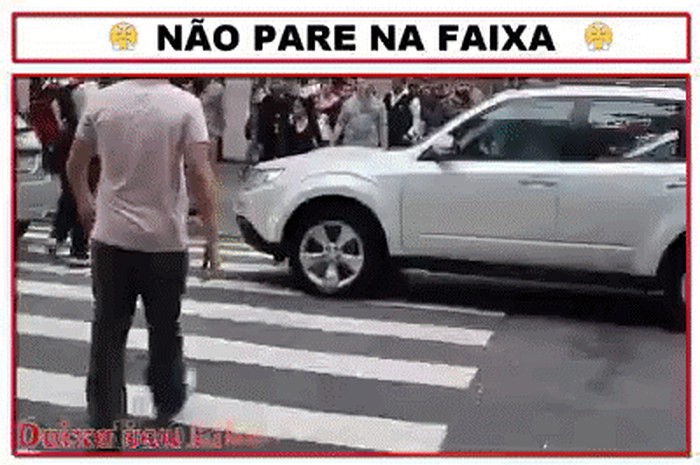 GIF: Pješak zgazio vozača!