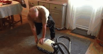 Starac je dobio zadatak da usisa sobu, ali nije znao da je to toliko komplicirano