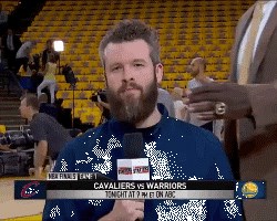 Urnebesna scena prije NBA utakmice: Pomazio ga je div u odijelu