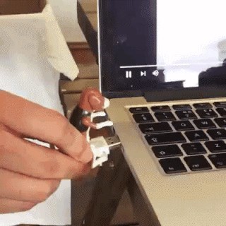 GIF: Ma jeb... ti USB, uvijek krivo okrenem!
