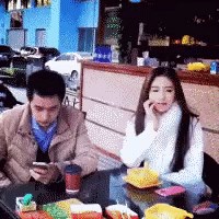 GIF: Kada dečko previše vremena provodi s mobitelom, a premalo s curom