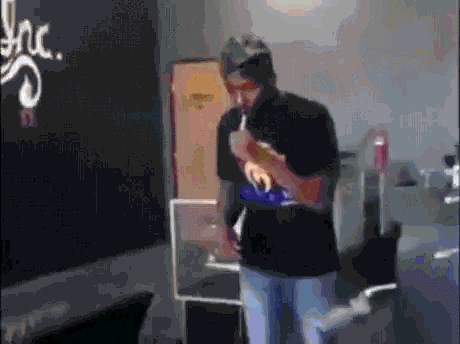 GIF: Od dima cigarete napravio plivajuću meduzu