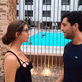 GIF: Ono kad ti djevojka okrene glavu!