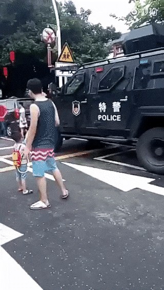 Mali Kinez puškom napao policiju, oni su mu odmah uzvratili!