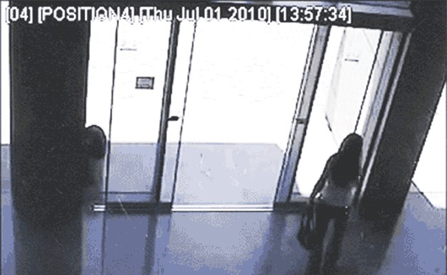 Ne zna izaći kroz pokretna vrata, a nije plavuša!