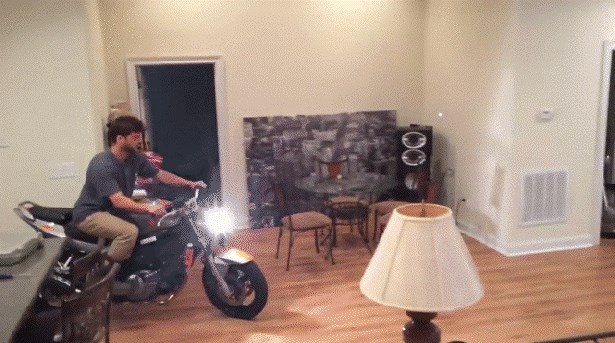 Čudak je upalio motocikl u stanu, počeo ga voziti i skoro nastradao!