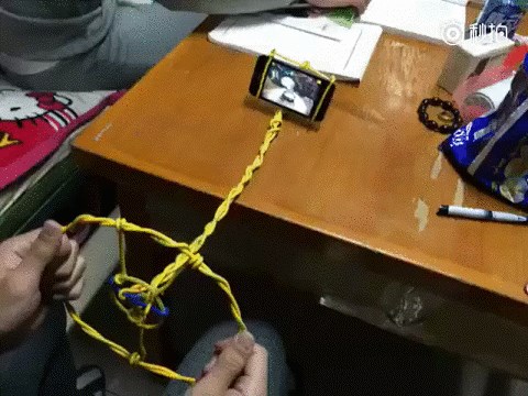 GIF: Totalni genijalac riješio problem igrica na mobitelima!