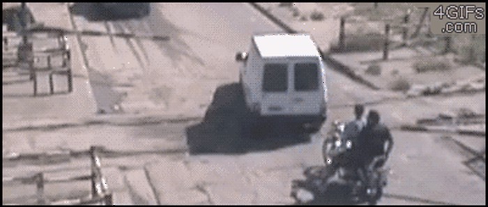 GIF: Za dlaku izbjegao smrt da spasi putnike u autu