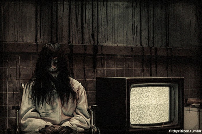 GIF: Ono kad nema ništa pametno na TV-u