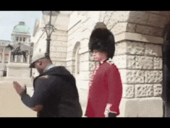 GIF Glupi turist je dobio što je zaslužio