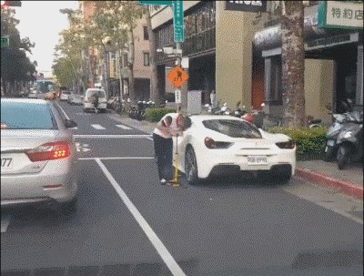 Vlasnik skupog sportskog automobila se sramotio na semaforu, ostali vozači nisu mogli vjerovati što radi