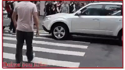 GIF: Pješaka naživcirao automobil koji se zaustavio na pješačkom prijelazu