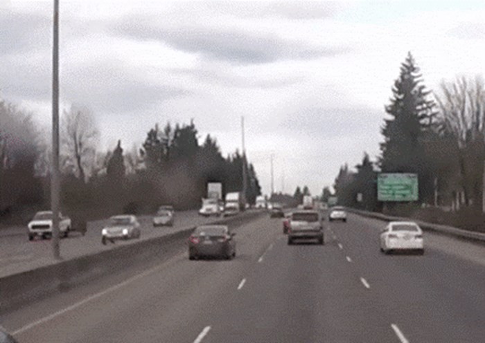Čudan prizor s autoceste: Motorist se i nakon sudara nastavio voziti, ali na autu!